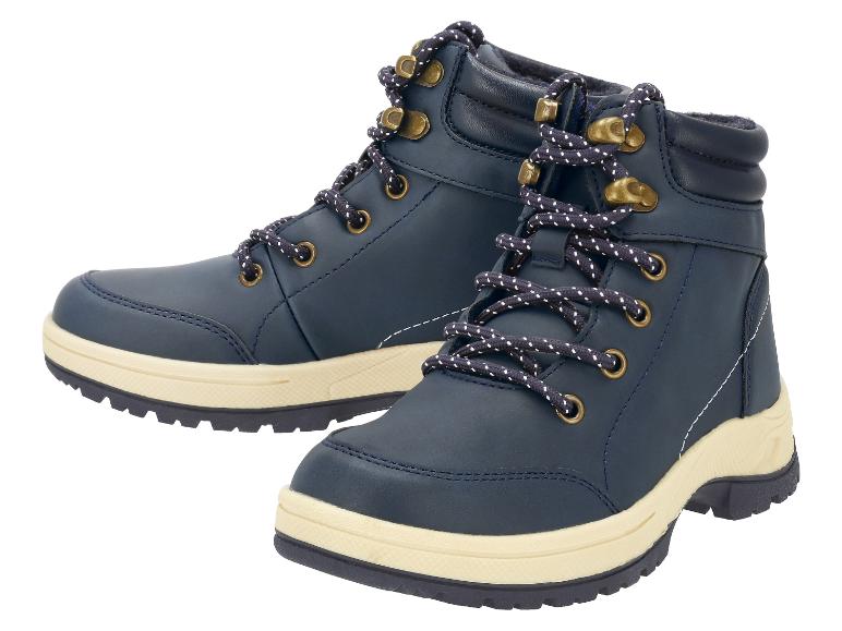Une paire de bottes d'hiver bleu marine avec une semelle beige et des lacets à pois.