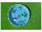 Piscine familiale avec bouées et ballons.