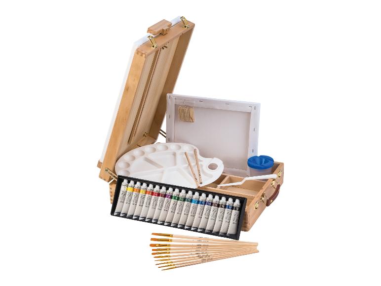 Ensemble de peinture avec chevalet en bois, peintures, pinceaux et palette.