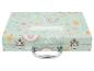 Coffret décoré d'arcs-en-ciel et motifs pastel pour enfants.