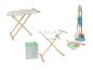 Jouets en bois pour laver et nettoyer avec un fer à repasser, un séchoir, un panier et un balai.
