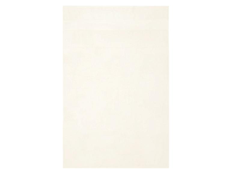 Une serviette blanche avec un détail rayé horizontal.