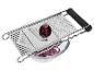Mandoline de cuisine avec oignon rouge tranché dans un bol en verre.