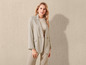 Une femme portant un blazer beige et un pantalon.