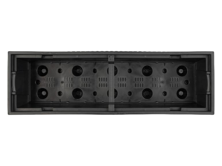 Jardinière en plastique noir avec système de drainage, vue de dessus
