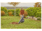 Un homme utilise un souffleur à feuilles Gardena pour nettoyer son jardin d'automne.