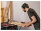 Un homme avec une protection auditive Parkside utilise une scie circulaire de table.