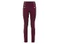 Pantalon bordeaux avec des boutons dorés.