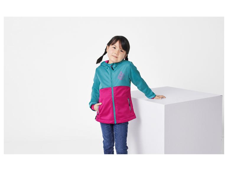 Une jeune fille présente une veste softshell turquoise et rose de Wilderness Camp.