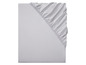 Un drap-housse gris.