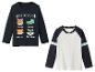 Deux t-shirts pour enfant : l'un à motifs animaux, l'autre bicolore.