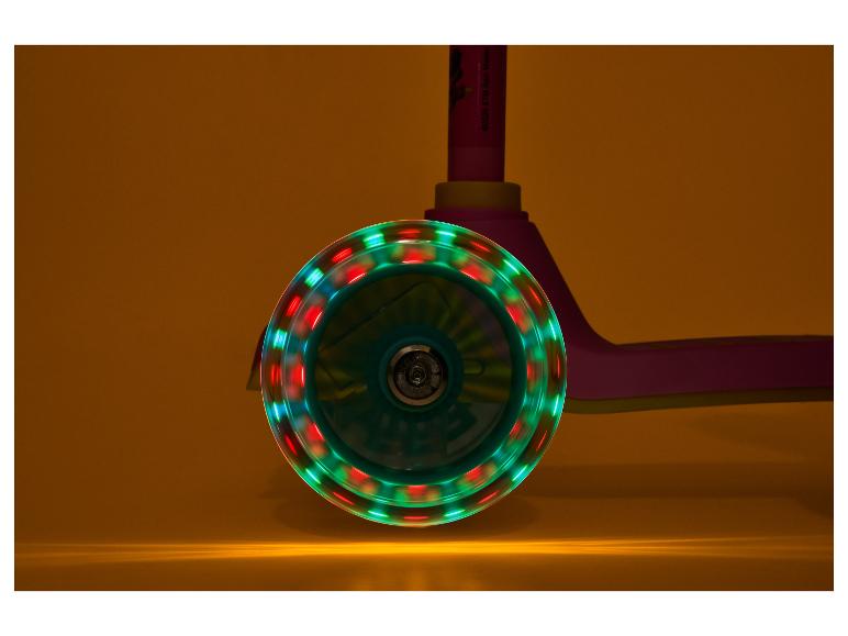 Roue de trottinette avec lumières LED colorées tournantes sur fond chaud.