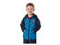 Garçon portant une veste bleue avec Spiderman