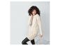 Femme portant un pull et une jupe en maille