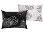 Deux oreillers avec des motifs de spirales en noir et blanc.