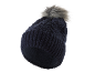 Bonnet tricoté bleu marine avec pompon en fausse fourrure grise.