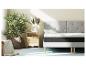 Matelas et sommier gris clair, style minimaliste, dans une chambre à coucher.