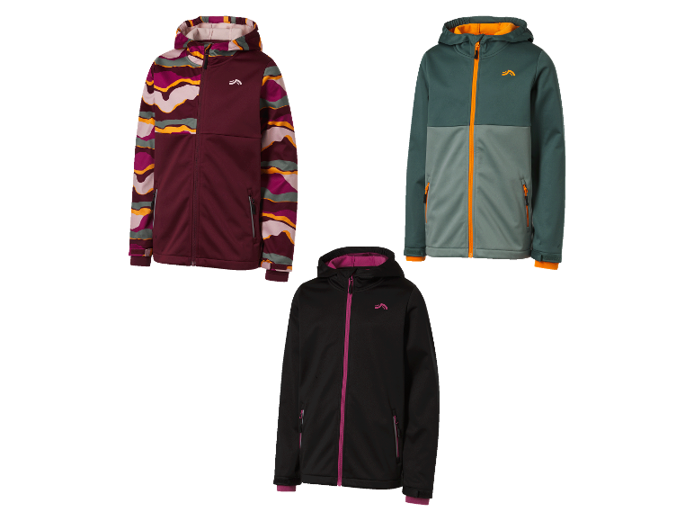 Trois vestes softshell pour enfants de couleurs et motifs différents.