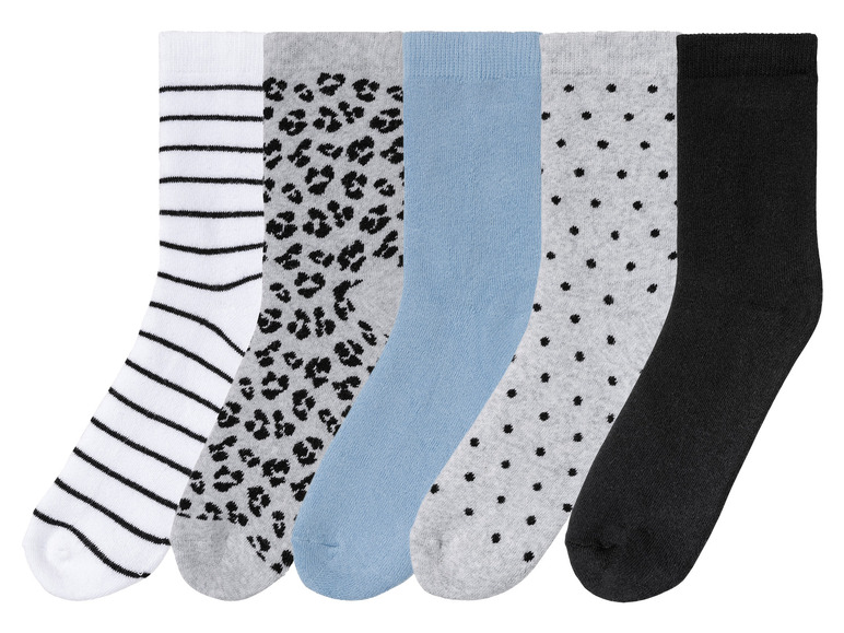 Six paires de chaussettes avec différents motifs, y compris des rayures, des pois et un imprimé léopard.