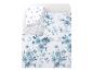 Parure de lit blanche avec motif floral aquarelle bleu sur un lit.