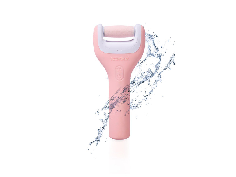 Une lime à pieds électrique rose de Silvercrest dans des éclaboussures d'eau.