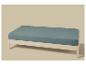 Lit en bois clair avec matelas gris-bleu