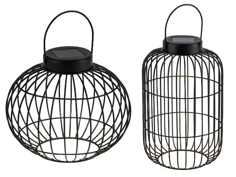 Deux lanternes solaires décoratives en métal noir, une sphérique et une cylindrique.