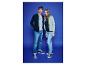 Homme et femme en jeans et vestes avec des t-shirts imprimés sur fond bleu.