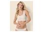 Jeune femme en soutien-gorge et culotte beige, aux cheveux blonds ondulés.