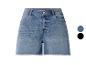 Short en jean bleu avec ourlets effilochés et bouton métallique.