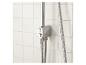 Douche chromée avec pommeaux et flexibles métalliques.