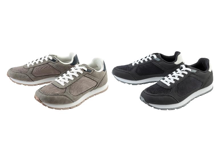 Deux paires de baskets grises et noires avec des lacets blancs.