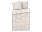 Parure de lit beige clair avec volants.