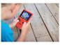 Enfant jouant à une console de jeu portable rouge avec un jeu pixélisé à l'écran.