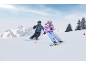 Deux enfants skieurs en vestes et pantalons d'hiver sur une piste enneigée.