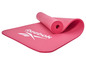 Un tapis de yoga Reebok rose, roulé.