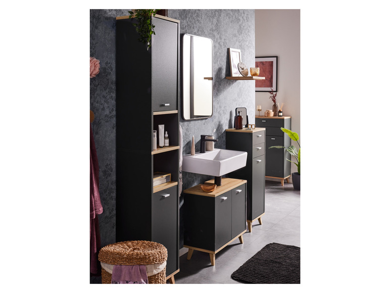 Meubles de salle de bain noirs et en bois avec un lavabo et un miroir.