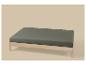 Lit en bois clair avec matelas vert foncé sur fond beige.