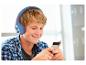 Un garçon avec un casque Stitch regarde son smartphone.