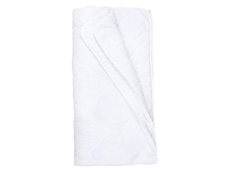 Couette blanche roulée avec un motif de surpiqûres en zigzag