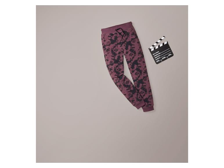 Pantalon de jogging bordeaux avec imprimé noir et une claquette de cinéma.