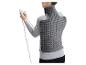 Femme portant un coussin chauffant électrique gris pour le dos et le cou, tenant la télécommande.
