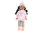 Une poupée avec un pull rose, un pantalon et des bottes.