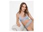 Femme en soutien-gorge et culotte en coton gris, assise sur une chaise.