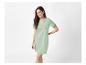 Une femme portant une robe t-shirt vert clair.