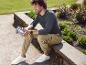 Homme en chemise grise et pantalon beige avec une montre