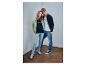 Deux jeunes adultes en tenues décontractées, portant des jeans, des t-shirts et des baskets.