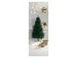 Sapin de Noël avec guirlandes lumineuses et paniers tressés sur un sol en bois blanc.