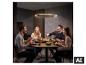 Suspension moderne BRILONER au-dessus d'une table à manger avec des convives. [image générée par l'IA]