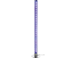 Lampe colonne à paillettes violettes avec base chromée et câble noir.